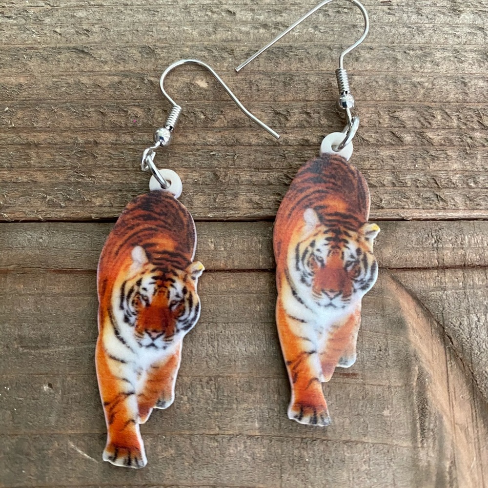𝟑 𝐟𝐨𝐫 $𝟐𝟐 Acrylic Tiger Earrings 🐯